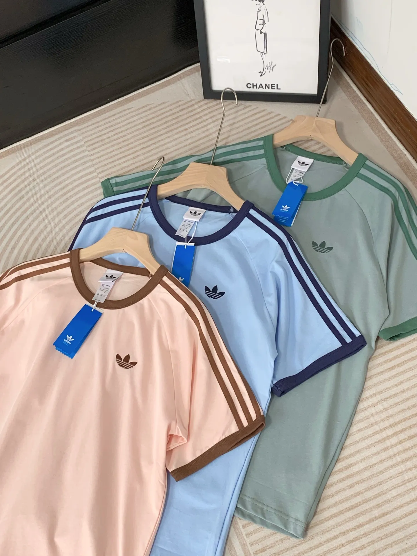 (Evergreen model Dopamine) Adidas Clover Classic Contrast Color Short Sleeve Retro and Comfort Double Online The brand DNA is full: the iconic clover logo + three-stripe design on the shoulders, low-key showing a sense of sports fashion, contrasting edged collar + cuffs, with an American Retro film feel, saying goodbye to the monotony of basic models. Skin-friendly Breathable experience: Select high-quality pure cotton fabrics, soft and skin-friendly, moisture-wicking and sweat-wicking, suitable for daily wear, sports, and going out on the street. Three colors are available: refreshing Light Blue, Retro dark green, and gentle peach pink. Each style can whiten and reduce age, and easily capture the summer atmosphere. Style number: A 249# Color: Light Blue Bean Green Pink Size: S-2XL
